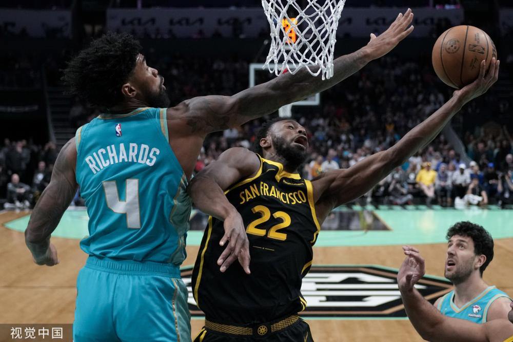 中嘈杂的氛 中嘈杂的氛